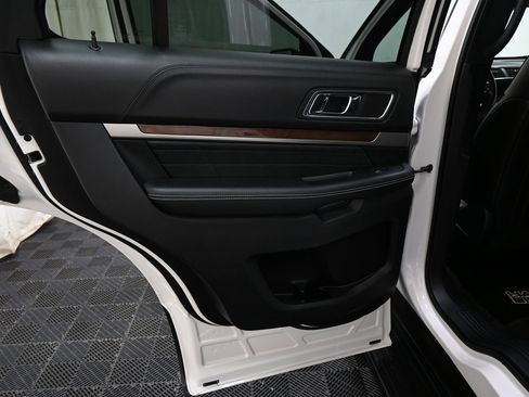 Used 2018 Ford Explorer Platinum image 17