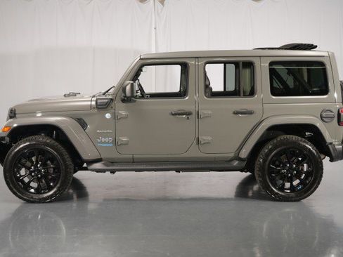 Used 2022 Jeep Wrangler Unlimited Sahara w/ Cold Weather Group AWD/4WD image 3