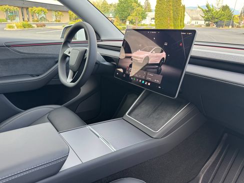 Used 2026 Tesla Model Y 2WD image 31