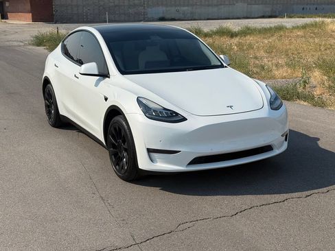 Used 2022 Tesla Model Y Long Range AWD/4WD image 2