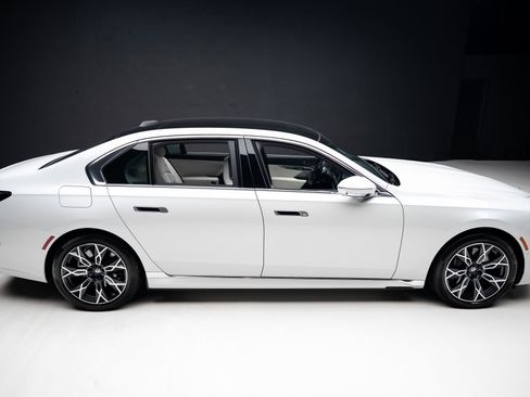 Used 2024 BMW i7 xDrive60 image 34