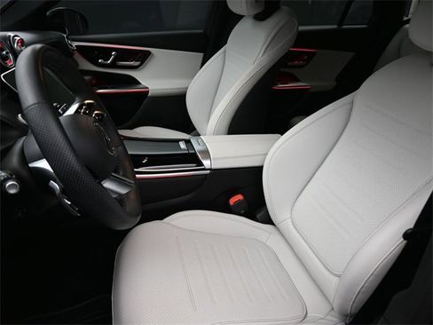 Used 2025 Mercedes-Benz GLC 300 image 33