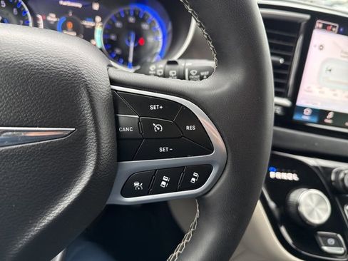 Used 2023 Chrysler Pacifica Touring-L image 41