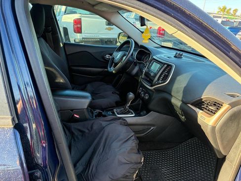 Used 2016 Jeep Cherokee Sport image 4