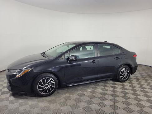 Used 2022 Toyota Corolla LE FWD image 2