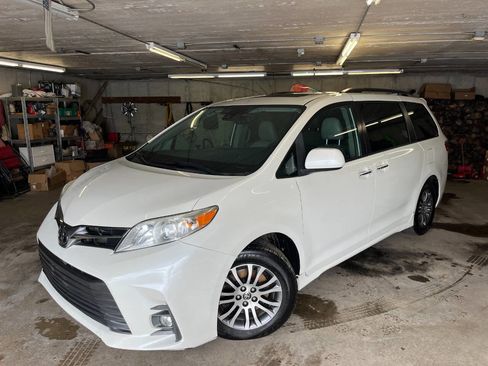 Used 2020 Toyota Sienna XLE image 1