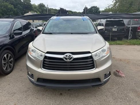 Used 2014 Toyota Highlander XLE AWD/4WD image 2