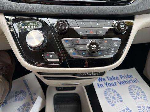 Used 2023 Chrysler Pacifica Touring-L FWD image 25