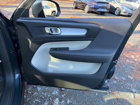Used 2022 Volvo XC40 T5 Momentum w/ Premium Package image 10