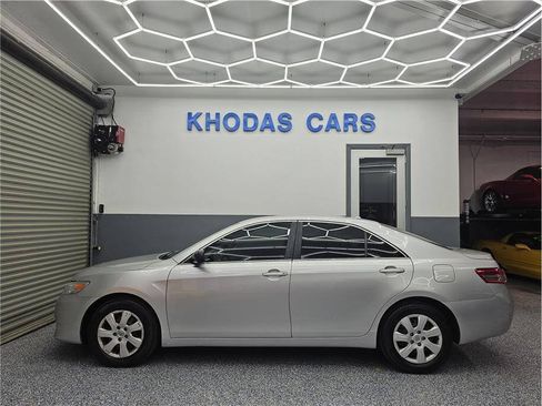 Used 2011 Toyota Camry LE FWD image 1