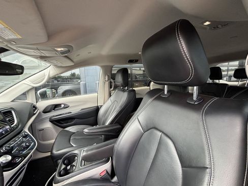 Used 2023 Chrysler Pacifica Touring-L FWD image 10