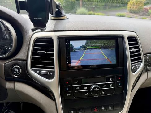 Used 2011 Jeep Grand Cherokee Laredo AWD/4WD image 12