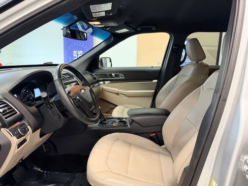 Used 2018 Ford Explorer Limited image 16
