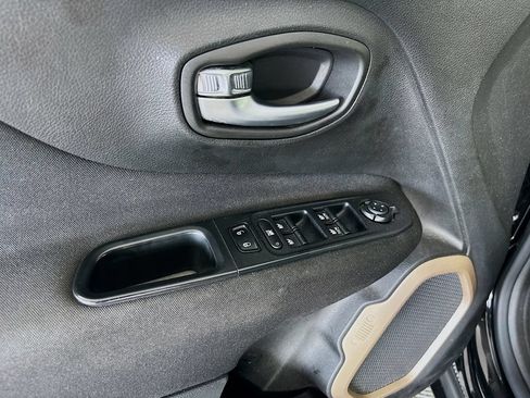 Used 2016 Jeep Renegade Latitude w/ Popular Equipment Group AWD/4WD image 19