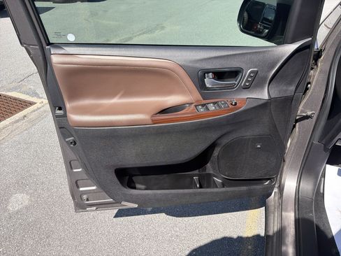Used 2017 Toyota Sienna Limited FWD image 18