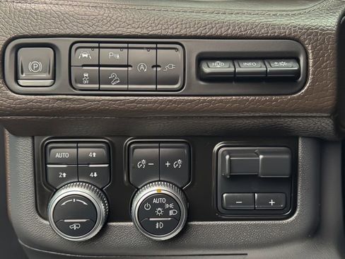 Used 2021 GMC Yukon XL Denali w/ Denali Ultimate Package image 34