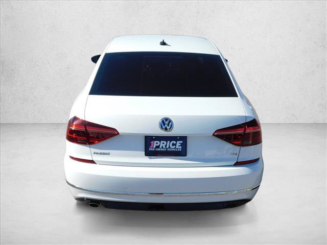 Used 2018 Volkswagen Passat 2.0T R-Line w/ R-Line Lighting Package FWD image 11