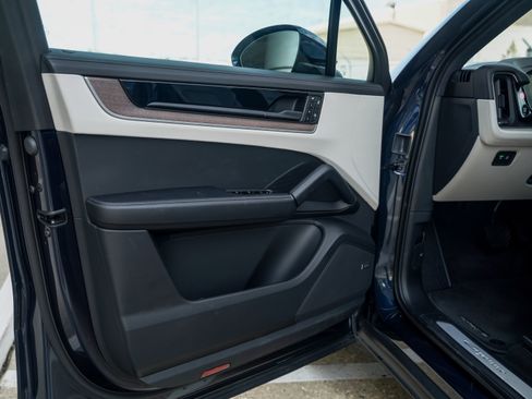 Certified 2025 Porsche Cayenne E-Hybrid image 16