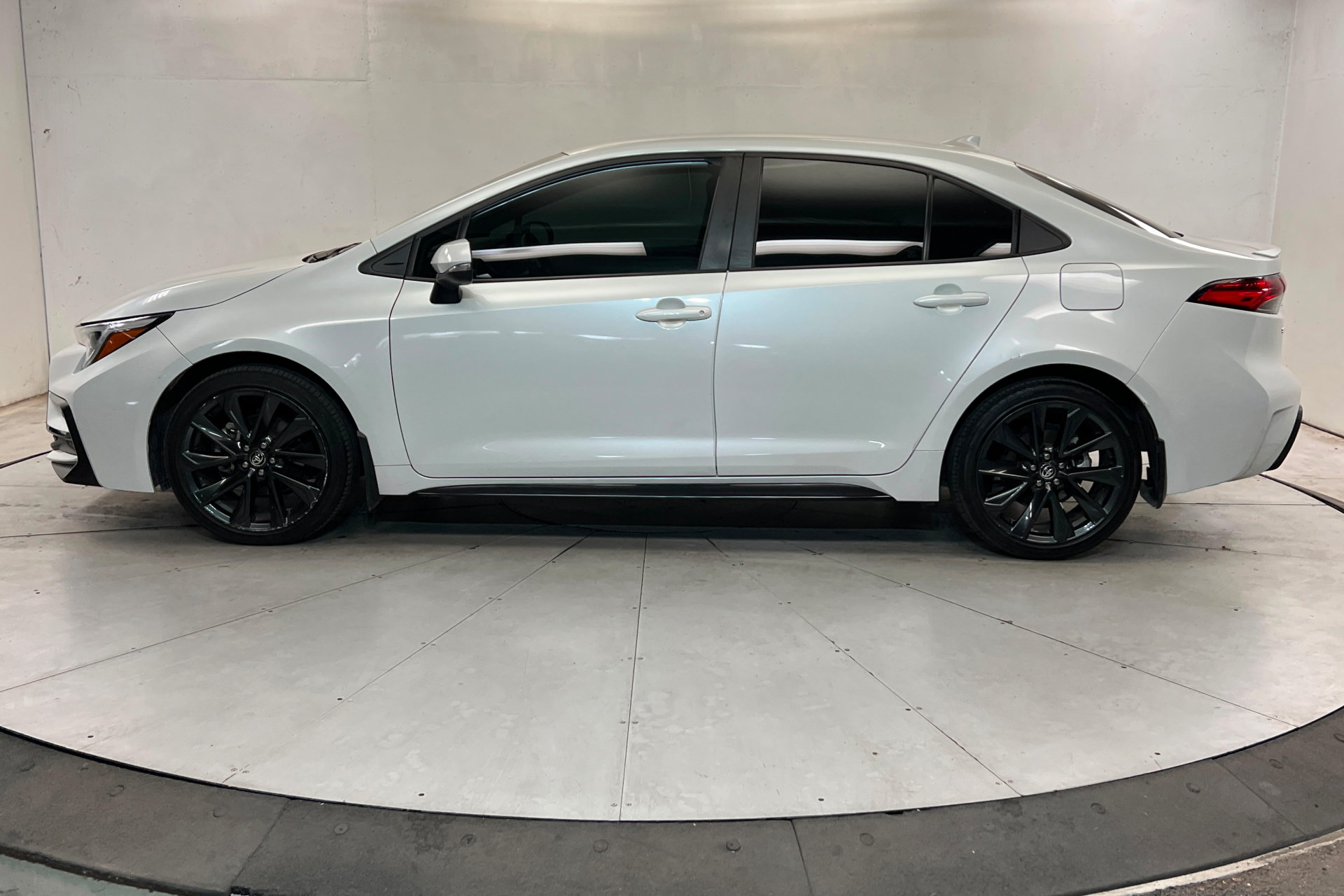 Used 2024 Toyota Corolla SE FWD image 2