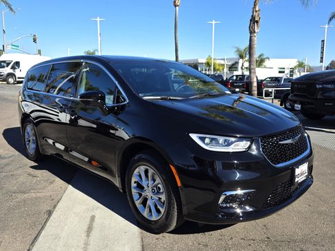 New 2026 Chrysler Pacifica Limited image 6