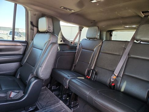 Used 2023 Chevrolet Suburban Z71 w/ Luxury Package image 10