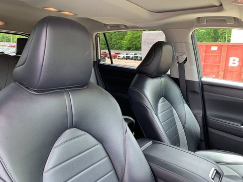 Used 2022 Toyota Highlander XLE AWD/4WD image 21