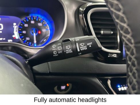Used 2025 Chrysler Pacifica Select FWD image 38