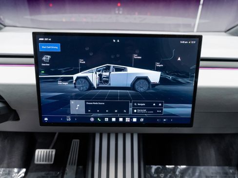 Used 2024 Tesla Cybertruck AWD Crew Cab image 39