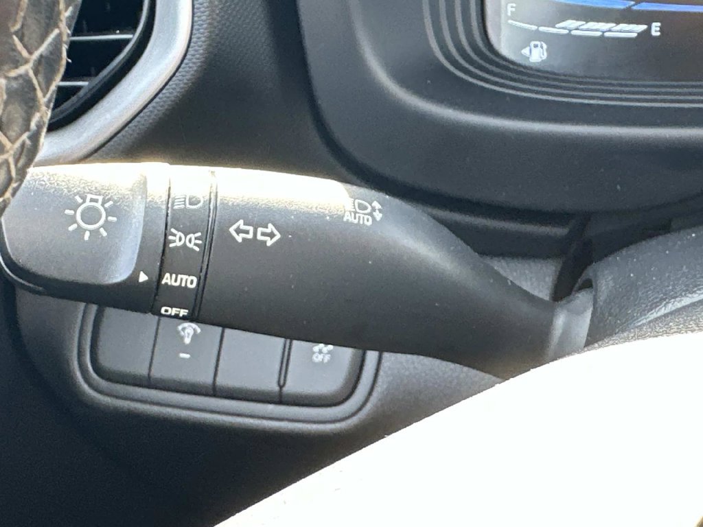 Used 2025 Hyundai Venue SEL FWD image 25