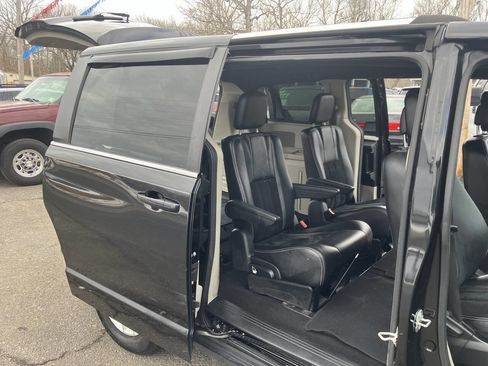 Used 2018 Dodge Grand Caravan SXT image 19