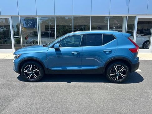 Used 2025 Volvo XC40 B5 Core AWD/4WD image 2