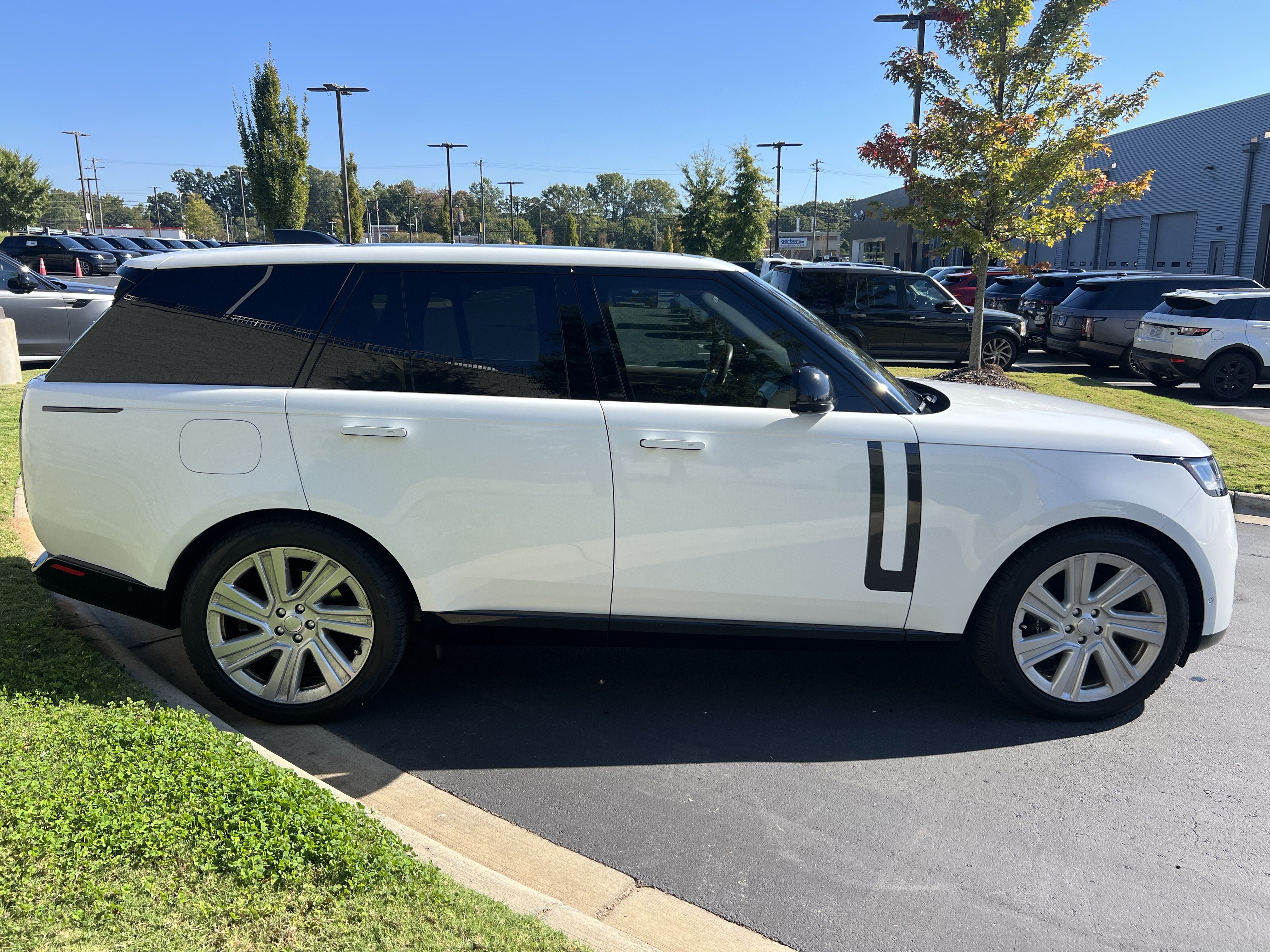 Used 2023 Land Rover Range Rover SE AWD/4WD image 9