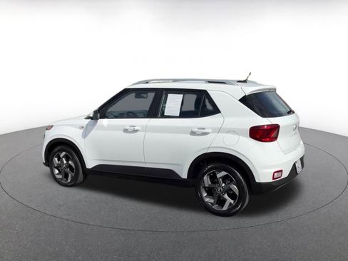 Used 2025 Hyundai Venue SEL image 10