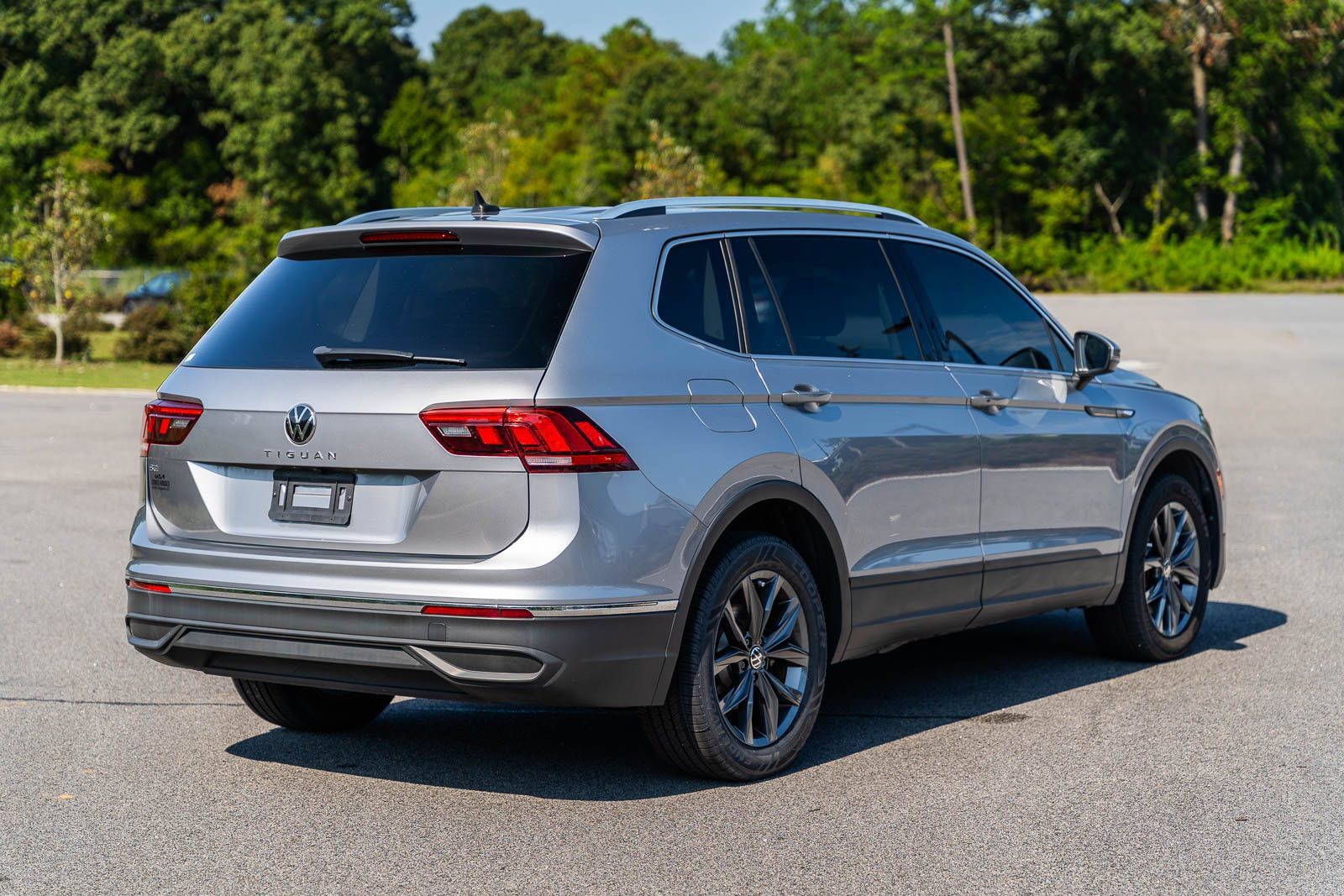 Used 2023 Volkswagen Tiguan SE w/ Panoramic Sunroof Package FWD image 7