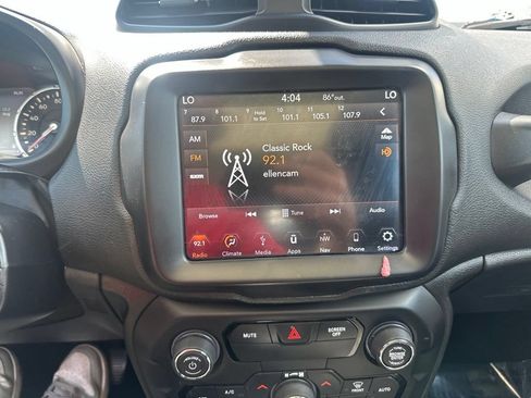 Used 2018 Jeep Renegade Altitude w/ UConnect 8.4 Nav Group AWD/4WD image 7