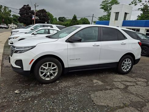 Certified 2023 Chevrolet Equinox LS w/ LS Convenience Package FWD image 4