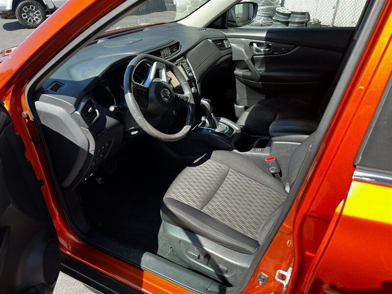 Used 2017 Nissan Rogue SV AWD/4WD image 14