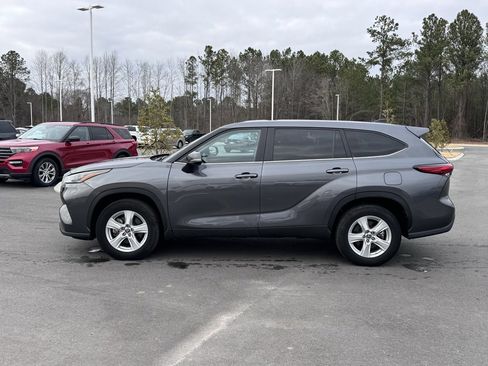 Used 2023 Toyota Highlander LE image 3