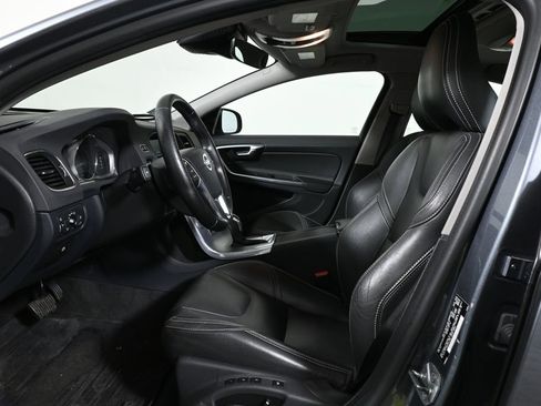 Used 2017 Volvo S60 T5 Dynamic image 3