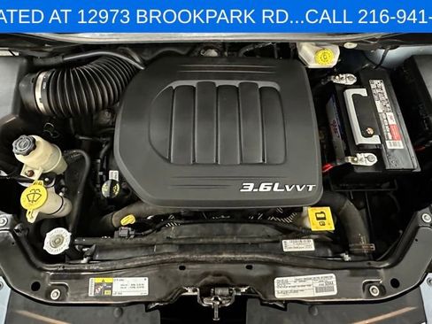 Used 2016 Chrysler Town & Country Touring w/ Driver Convenience Group image 30