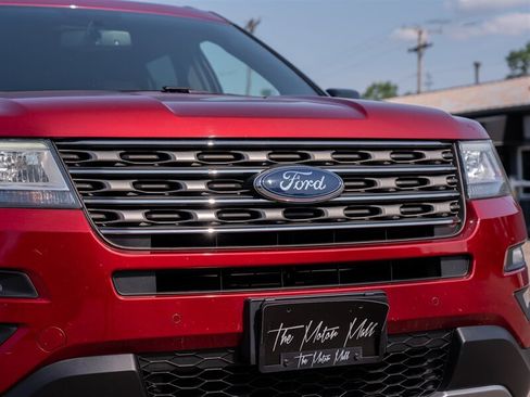 Used 2017 Ford Explorer XLT w/ Equipment Group 202A AWD/4WD image 9