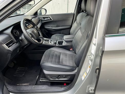 Used 2024 Mitsubishi Outlander SE image 16