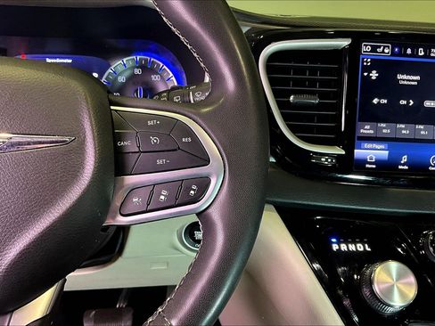 Used 2022 Chrysler Pacifica Touring-L FWD image 12