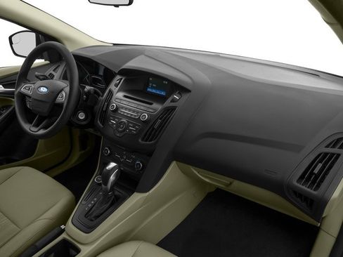 Used 2017 Ford Focus SE w/ Cold Weather Package FWD image 19