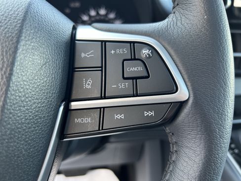 Used 2025 Toyota Sienna XLE FWD image 28
