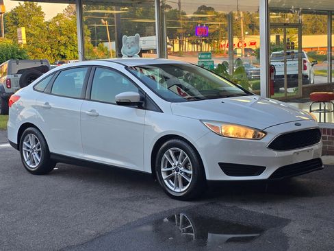 Used 2017 Ford Focus SE image 5