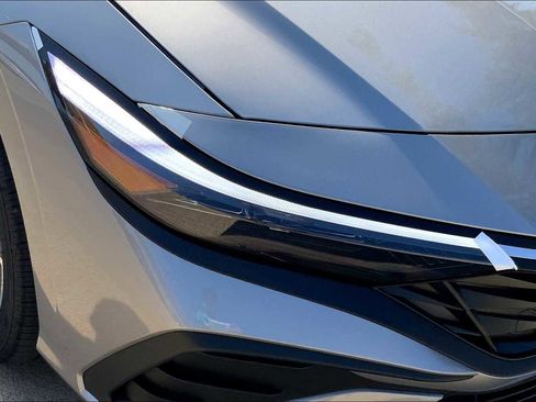 Used 2025 Hyundai Elantra SEL image 13
