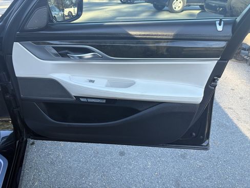 Used 2018 BMW 750i image 24