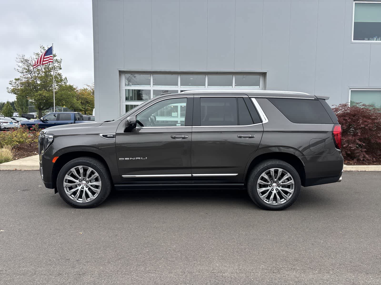 Used 2021 GMC Yukon Denali w/ Denali Premium Package AWD/4WD image 2