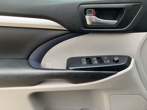 Used 2018 Toyota Highlander XLE image 11